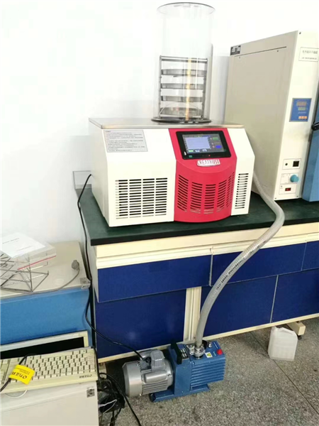 凍干機(jī)內(nèi)的擱板有何具體作用？
